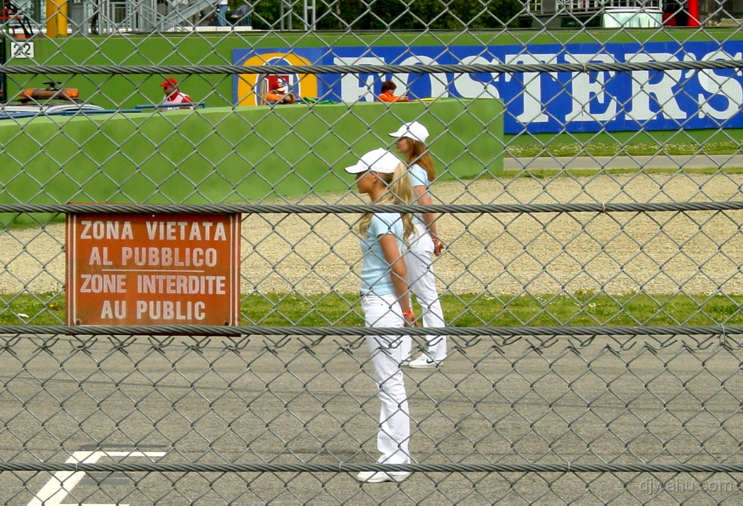 DSC01779-ImolaF1-Gridgirls-20020414.JPG