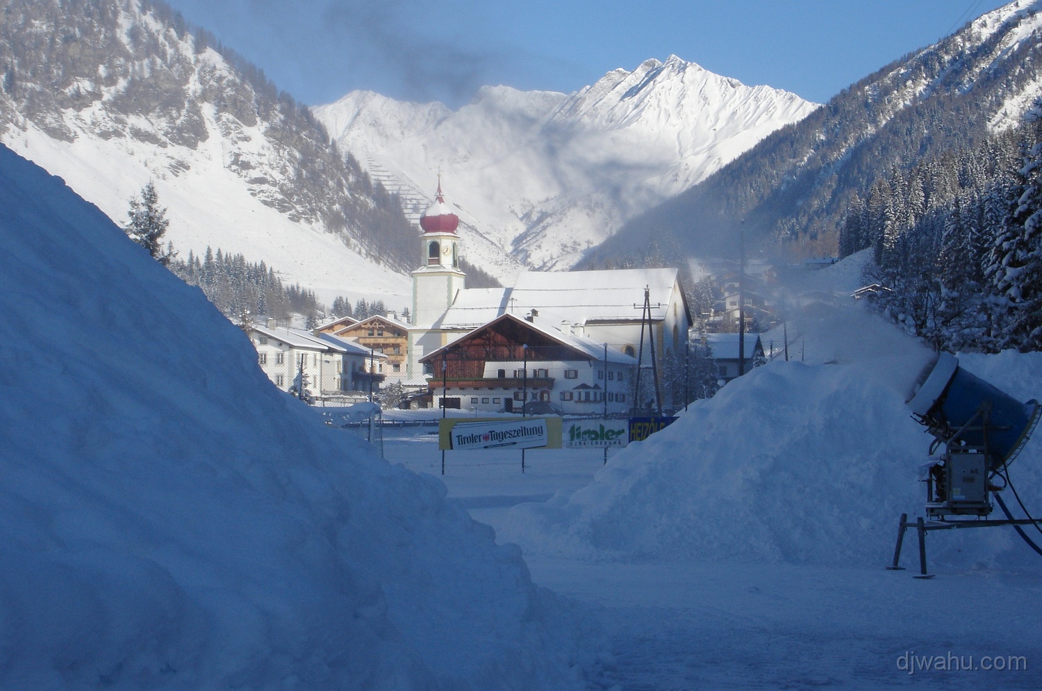 DSC04479-Schmirn-Kirche-Schneekanone-20051210.JPG